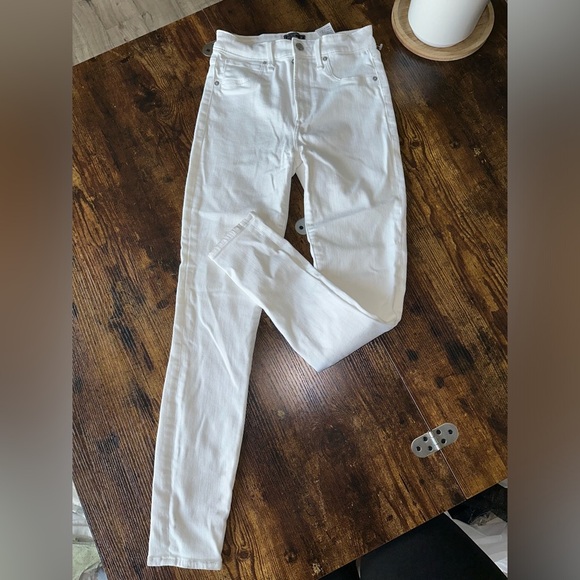 Abercrombie White High-Waisted Jeans - Picture 3 of 7